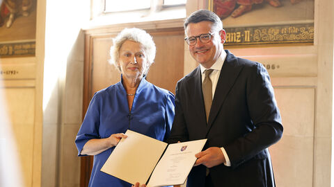 Petra Roth und Ministerpräsident Boris Rhein stehen nebeneinander und halten ihre Auszeichnung hoch.