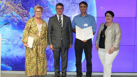 Gruppenbild: Ministerpräsident Rhein und die Vertreterinnen und Vertreter der geförderten Projekte bei der Bescheidübergabe