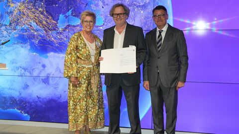 Gruppenbild: Ministerpräsident Rhein und die Vertreterinnen und Vertreter der geförderten Projekte bei der Bescheidübergabe