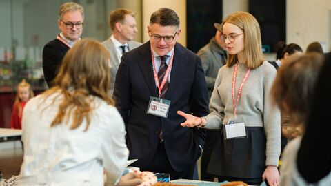Ministerpräsident Boris Rhein zu Besuch bei den Teddy-Docs.