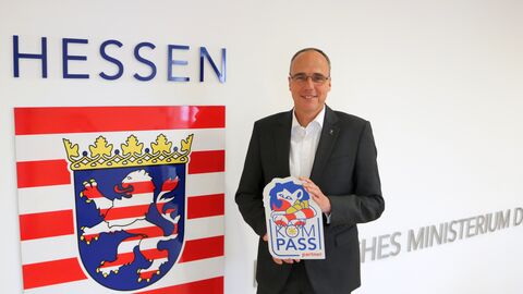 Innenminister Peter Beuth begrüßt Neuhof als KOMPASS-Partner Innenminister Peter Beuth begrüßt Neuhof als KOMPASS-Partner