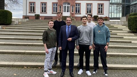 Kultusminister Lorz diskutiert mit Schülern der Internatsschule Schloss Hansenberg