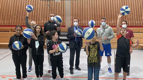 Kultusminister Lorz informiert sich an der Frankfurter Paul-Hindemith-Schule über Löwenstark-Projekt „Basketball + Tanz machen Schule“