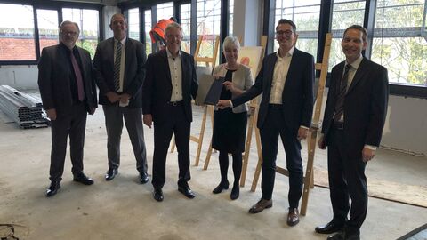 Kultusstaatssekretär Lösel überreicht 6,4 Millionen Euro zur Sanierung der Gießener Willy-Brandt-Schule