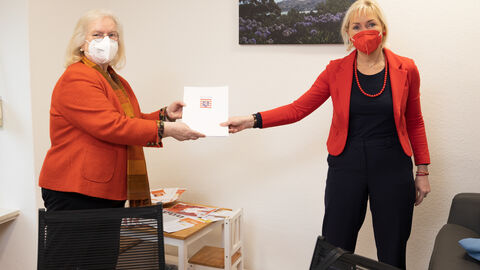 Digitalministerin Sinemus überreicht Förderbescheid an Landesvorsitzende Irmgard Klaff-Isselmann.