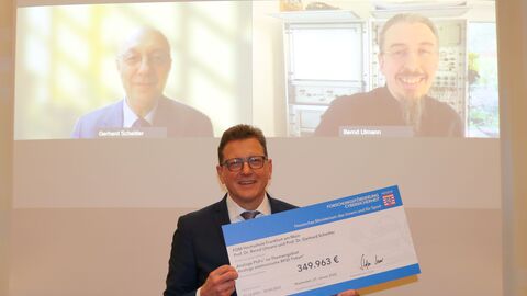 Staatssekretär Stefan Sauer überreicht symbolisch die Landesförderung an Prof. Dr. Bernd Ulmann und Prof. Dr. Gerhard Scheitler Staatssekretär Stefan Sauer überreicht symbolisch die Landesförderung an Prof. Dr. Bernd Ulmann und Prof. Dr. Gerhard Scheitler
