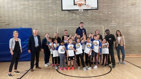 Staatssekretär Lösel besucht die Berthold-Otto-Schule wo Sport auf Tanz trifft