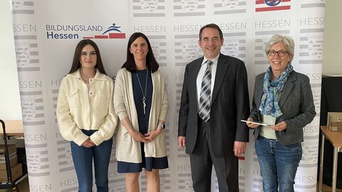 Gruppenfoto: Kultusminister Lorz zeichnet Gallus-Schule Grünberg für erstklassige berufliche Orientierung aus