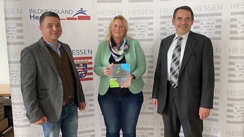 Gruppenfoto: Kultusminister Lorz zeichnet Frankfurter Schule am Mainbogen für erstklassige berufliche Orientierung aus