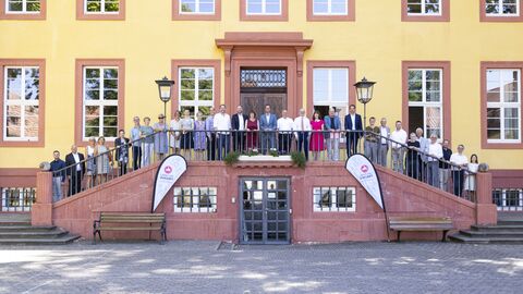 Viele Personen stehen auf einer Treppe