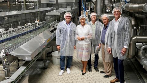 v.l.n.r.: Bürgermeister Sebastian Wysocki, Europaministerin Lucia Puttrich, MdL Tobias Utter, Hassia Seniorchef Günter Hinkel und Stefan Müller, Geschäftsführer Marketing HassiaGruppe v.l.n.r.: Bürgermeister Sebastian Wysocki, Europaministerin Lucia Puttrich, MdL Tobias Utter, Hassia Seniorchef Günter Hinkel und Stefan Müller, Geschäftsführer Marketing HassiaGruppe