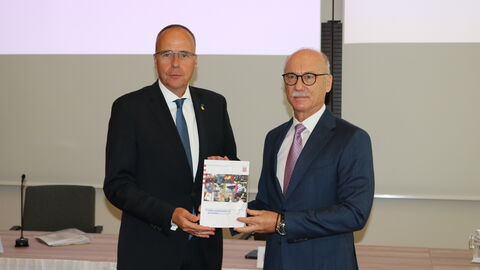 Innenminister Peter Beuth mit dem LfV-Bericht 2021