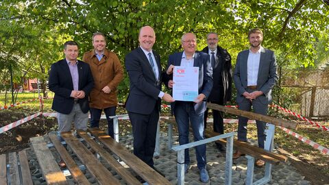 Uwe Becker überreicht Uwe Abel die Urkunde als Mensch des Respekts 