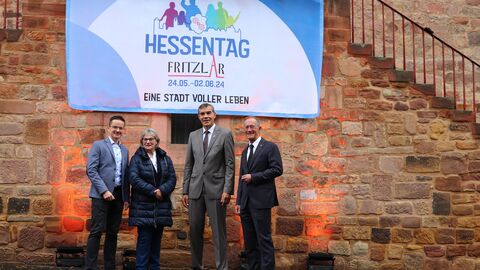 Gruppenfoto unter dem Logo für den Hessentag in Fritzlar 2024
