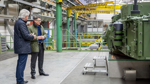 Regierungschef informiert sich bei Krauss-Maffei Wegmann über Produktion des Kampfpanzers Leopard 2 Boris Rhein im Gespräch in der Produktionshalle