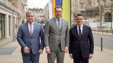 Ministerpräsident Boris Rhein empfing den Botschafter der Ukraine in Deutschland, Oleksii Makeiev (mitte), in der Hessischen Staatskanzlei. Begleitet wurde er von dem ukrainischen Generalkonsul in Frankfurt, Vadym Kostiuk (links).