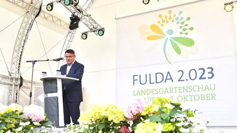Landesgartenschau Fulda 2023 Ministerpräsident Rhein am Rednerpult bei der Eröffnung der Landesgartenschau Fulda 2023