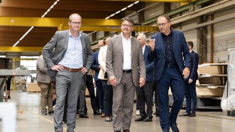 Ministerpräsident Boris Rhein besucht den Fertighaushersteller FingerHaus in Frankenberg.