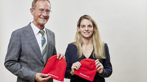 Der Chef der Hessischen Staatskanzlei, Staatsminister Axel Wintermeyer, und Fußballspielerin Nia Künzer rufen dazu auf, an der Aktion #wärmespenden der Landesstiftung „Miteinander in Hessen“ und der Diakonie Hessen teilzunehmen und zu spenden.  Der Chef der Hessischen Staatskanzlei, Staatsminister Axel Wintermeyer, und Fußballspielerin Nia Künzer rufen dazu auf, an der Aktion #wärmespenden der Landesstiftung „Miteinander in Hessen“ und der Diakonie Hessen teilzunehmen und zu spenden.