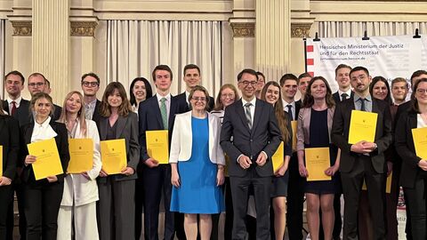 Staatssekretärin Tanja Eichner und Justizminister Christian Heinz sowie die Absolventinnen und Absolventen