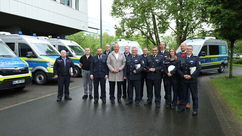Innenminister Roman Poseck bei der Übergabe der Befehlskraftwagen unter anderem gemeinsam mit dem Landespolizeivizepräsidenten Dr. Roland Wagner und dem Präsidenten des Hessischen Polizeipräsidiums für Technik Frank von der Au 