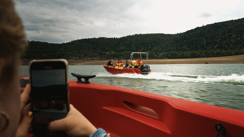 MP vor Ort in Nordhessen Eine Person fotografiert mit einem Handy ein Boot.