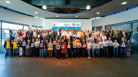 Die Gewinner des Landeswettbewerbs von "Unser Dorf hat Zukunft" mit Heimatminister Ingmar Jung.