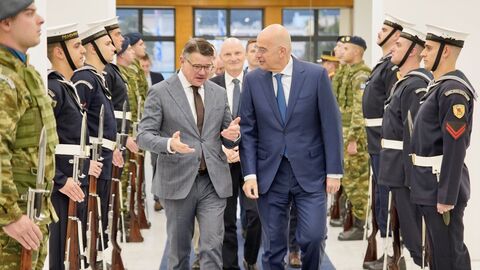 Ministerpräsident Boris Rhein und der griechische Verteidigungsminister Nikos Dendias im Gespräch